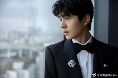 ​刘昊然「超萌童年照」曝光！浓眉肉肉脸…粉丝：吃可爱长大