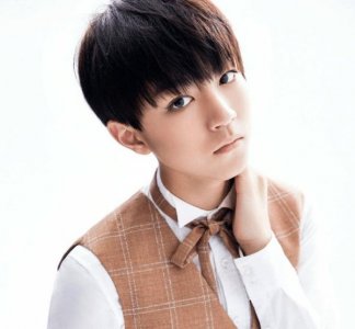 ​王俊凯妈妈照片曝光，瞬间引起众多粉丝尖叫，“婆婆”也太年轻了