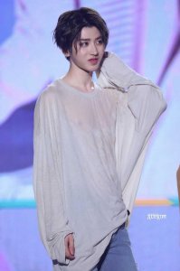 ​蔡徐坤上演湿身诱惑，网友：漏的有点多，快点遮起来