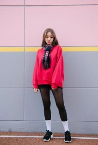​什么裤子才能配得上红色卫衣 学会穿搭让你整个冬季不再暗淡