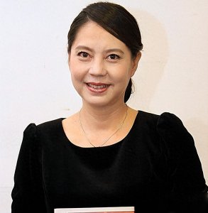 ​叛徒胡娜：网球少女比赛期间弃赛叛逃美国，如今晚年回国卖画捞金
