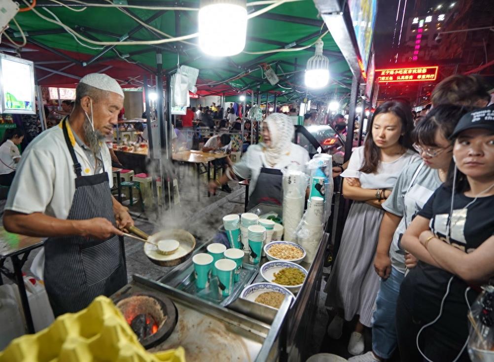 兰州正宁路小吃街：国内六大著名夜市，有人却说是专做外地人生意