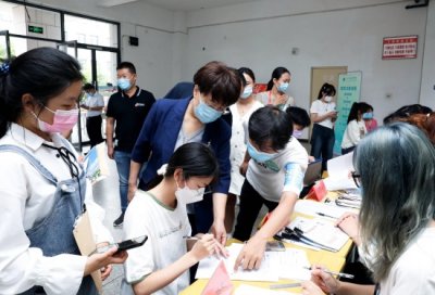 ​图说洛阳丨洛阳师范学院：以“心”迎新，满“新”欢喜