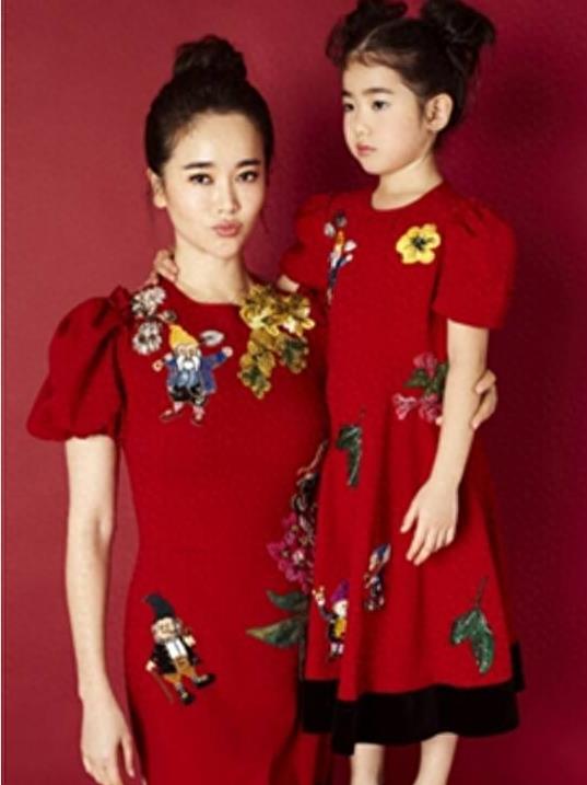 左小青全家近照曝光，原来老公是他，网友：女儿也是个美人坯子