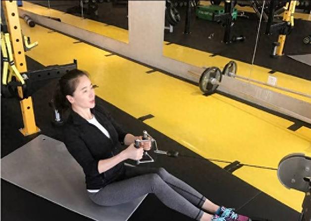 左小青全家近照曝光，原来老公是他，网友：女儿也是个美人坯子
