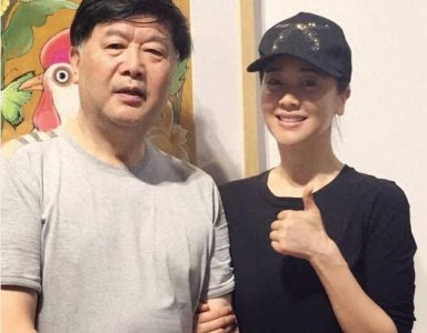 ​左小青全家近照曝光，原来老公是他，网友：女儿也是个美人坯子
