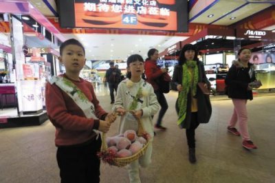 ​半个小时苹果卖光了
