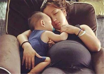 ​＂二宝出生我就后悔了＂，35岁二胎妈妈深夜诉苦：带俩孩子太累了