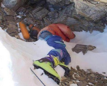 ​为何雪山上冻死的人，都是脱光衣服的？法医说出了答案