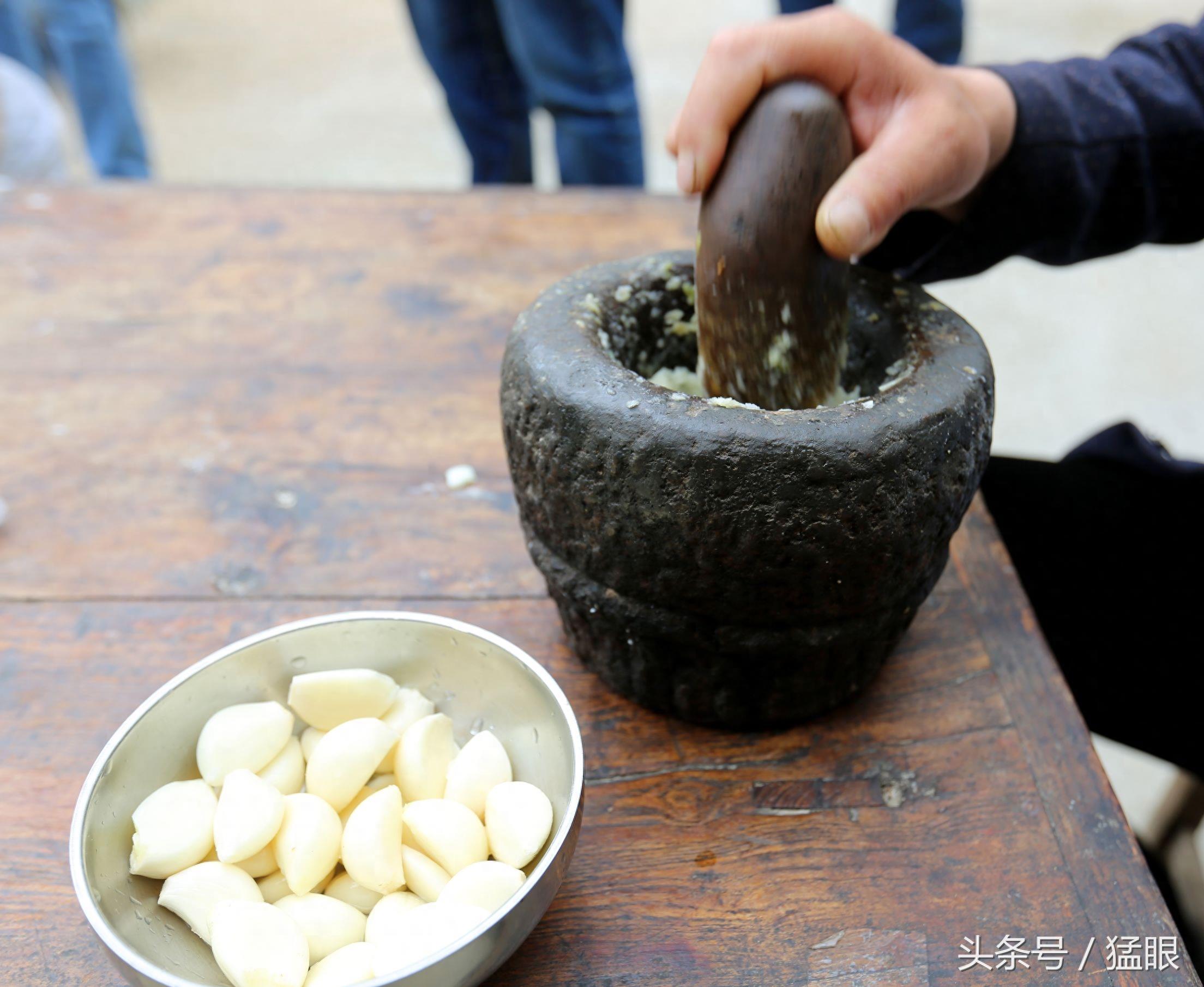 山里这户人家有个蒜臼子，四代人用了300多年，十斤重是传家宝