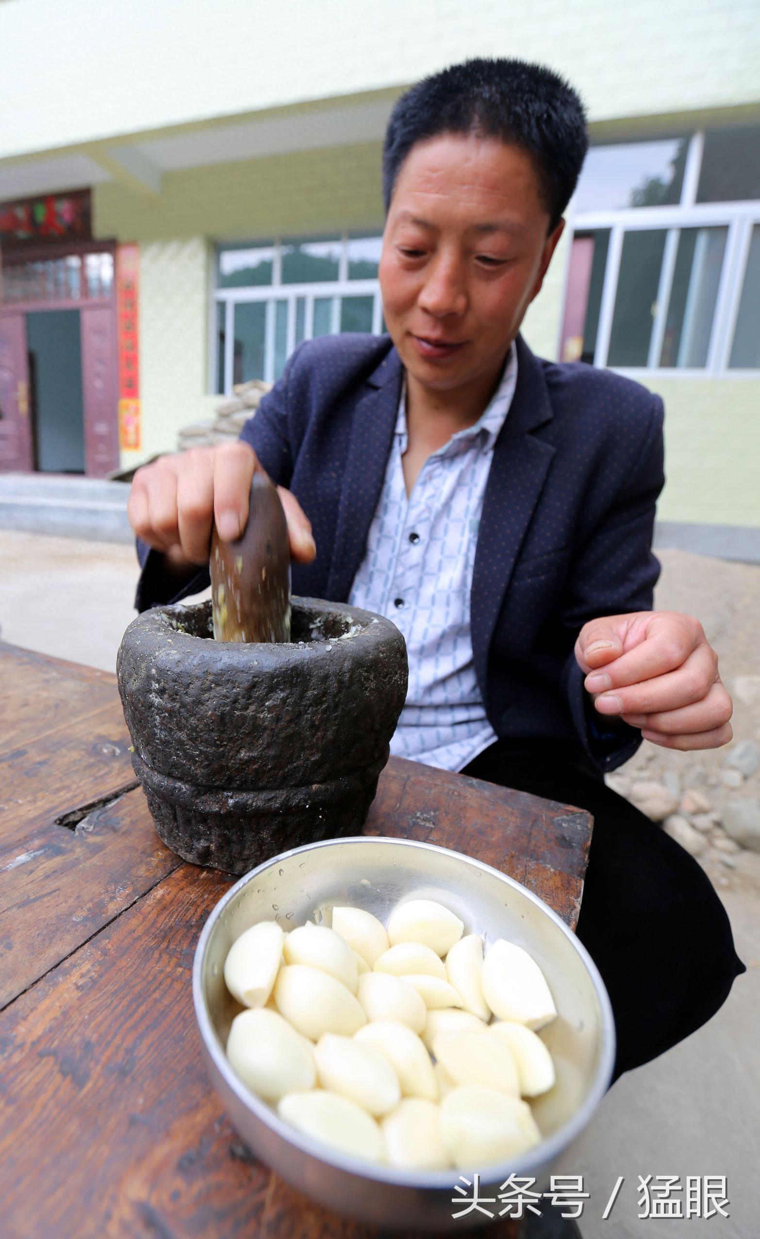 山里这户人家有个蒜臼子，四代人用了300多年，十斤重是传家宝
