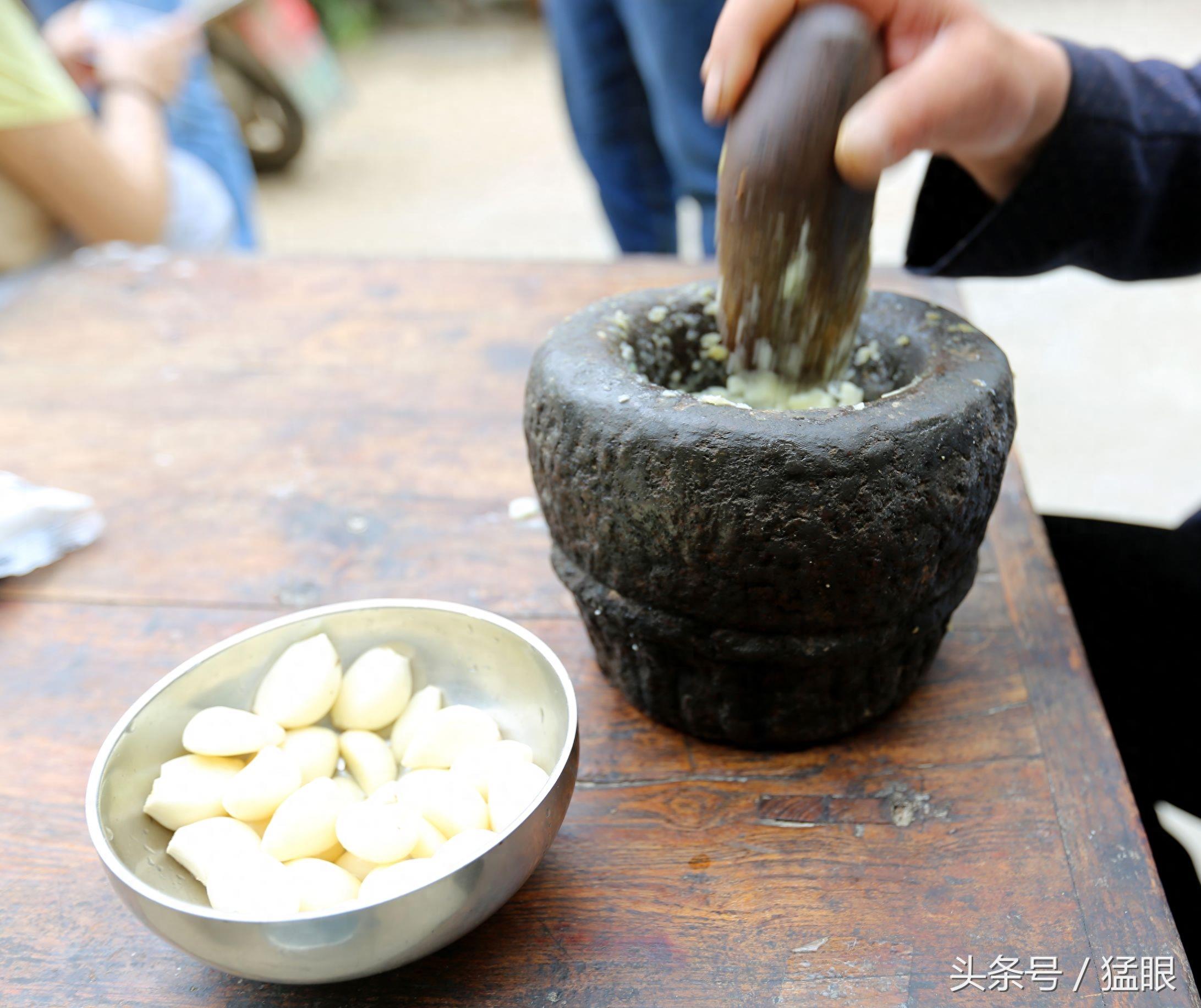 山里这户人家有个蒜臼子，四代人用了300多年，十斤重是传家宝