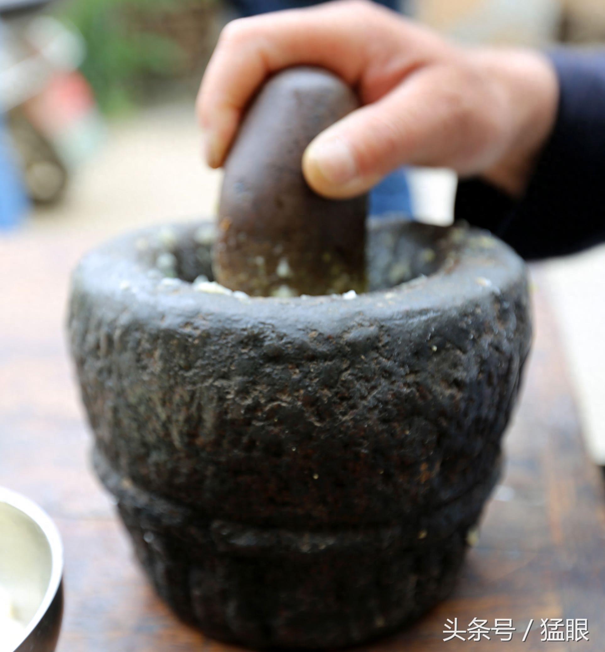 山里这户人家有个蒜臼子，四代人用了300多年，十斤重是传家宝