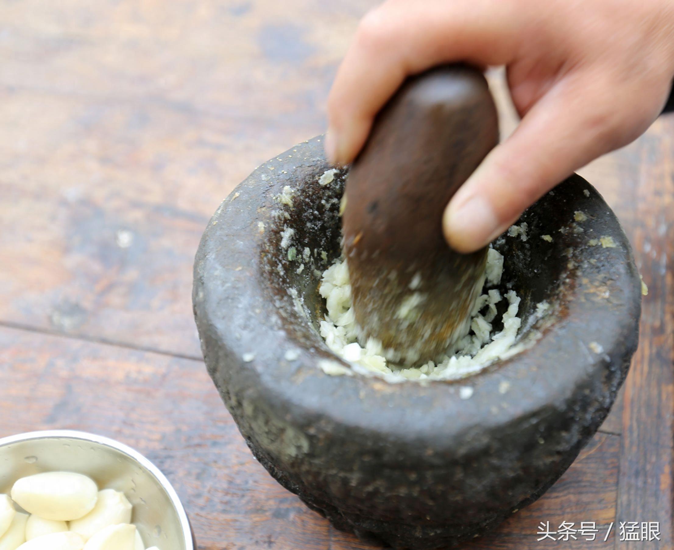 山里这户人家有个蒜臼子，四代人用了300多年，十斤重是传家宝