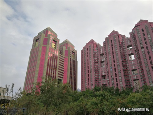 随拍深圳中银大厦，这是深圳中心区最早的甲级写字楼之一，很出名