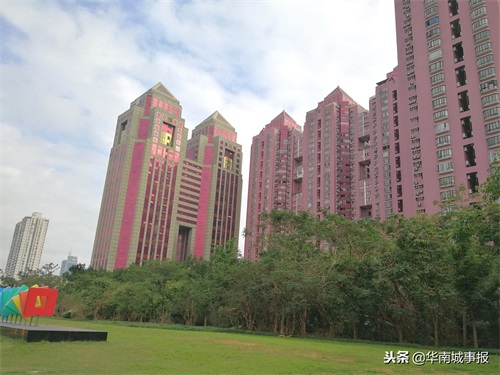 随拍深圳中银大厦，这是深圳中心区最早的甲级写字楼之一，很出名