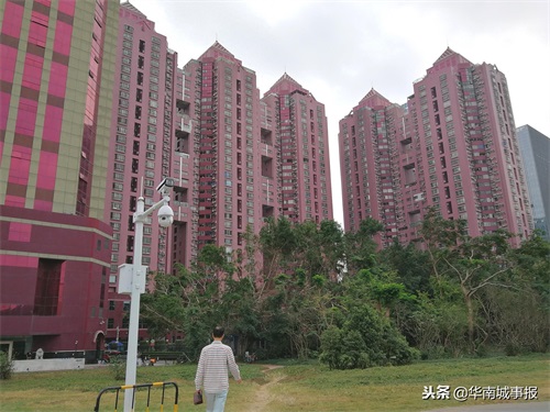 随拍深圳中银大厦，这是深圳中心区最早的甲级写字楼之一，很出名