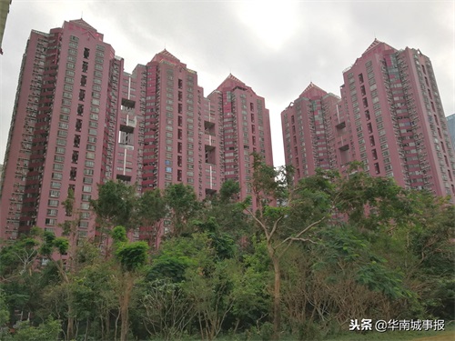随拍深圳中银大厦，这是深圳中心区最早的甲级写字楼之一，很出名