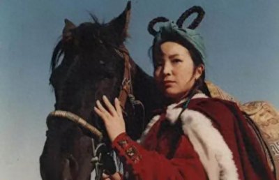 ​吕四娘一剑震四雄，神剑惊天刺雍正，镇八方紫面昆仑侠成了陪衬