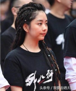 ​女星扎脏辫：谭松韵像村姑，唐艺昕美出天际，而强迫症千万别看她