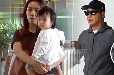 ​黎明携妻女亮相，妻子大圆脸太有旺夫相，2岁女儿和他共用一张脸