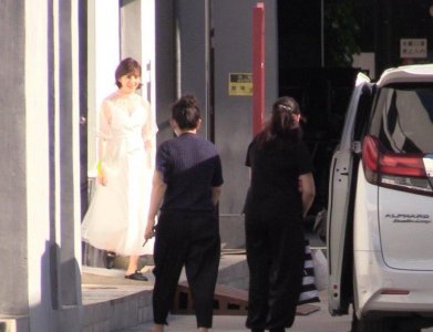 ​佟丽娅4岁儿子罕曝光！片场抱着妈妈不撒手，壮实呆萌惹人爱
