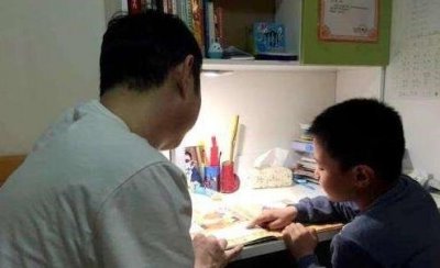 ​宝妈陪娃写作业，一气之下打了孩子脑袋，毁了孩子也毁了自己