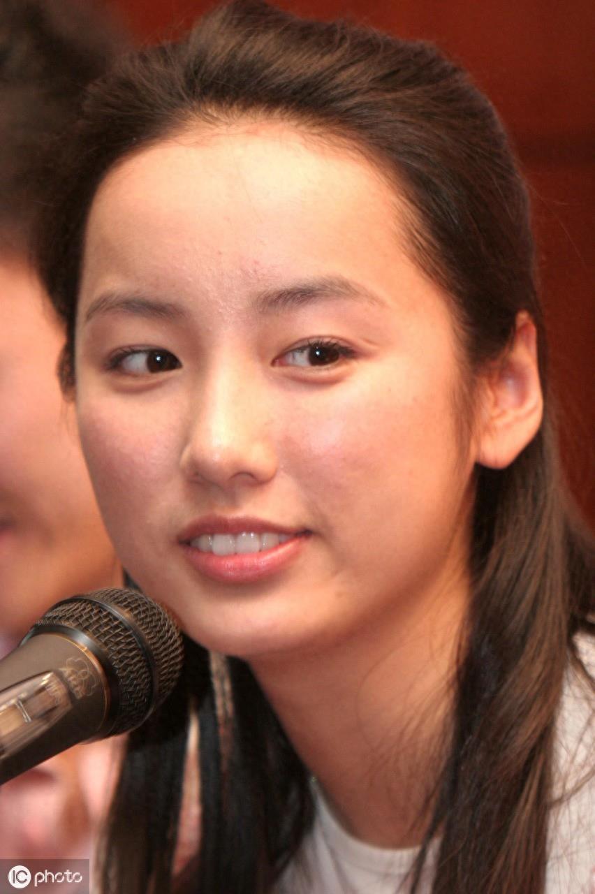 吕一早前的素颜照，如今嫁入豪门越活越精致了