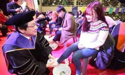 ​韩国校长为新生洗脚，表达自己的关爱之情，这校长我也想当