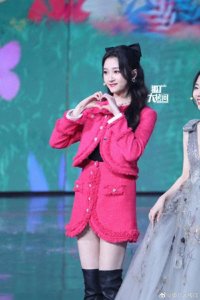 ​＂关晓彤春晚惊艳亮相，粉裙照片引网友热议！＂