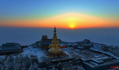 ​峨眉山金顶绝美日出迎兔年！景区大年初一接待游客超5万人次