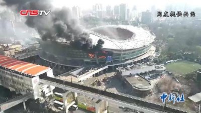 ​上海虹口足球场起火 现场浓烟滚滚
