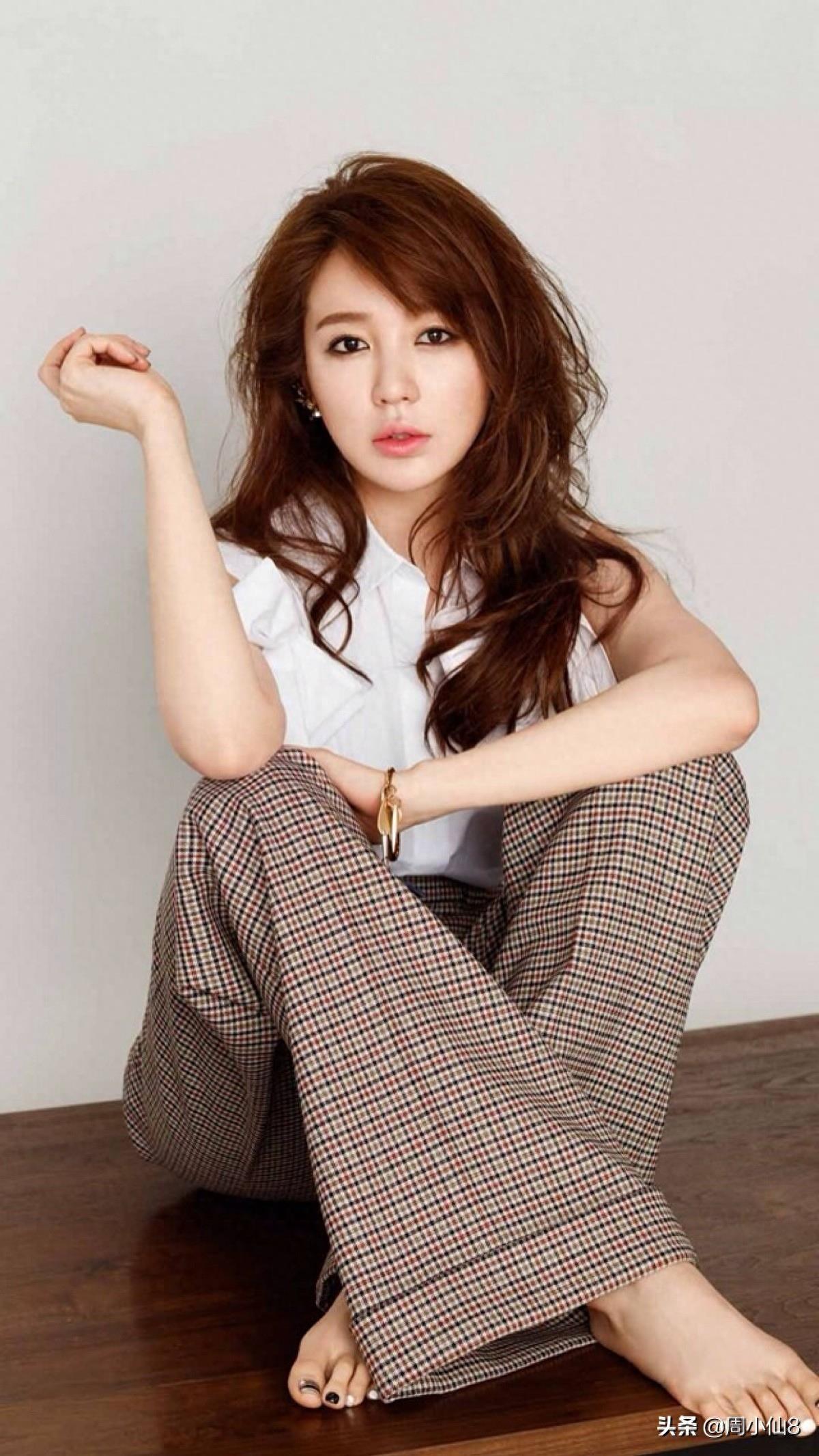 明星尹恩惠，韩国演员和歌手，清新靓丽，被誉为时尚界“女神”