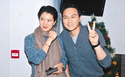 ​袁咏仪：被张智霖宠爱如少女，爱包如命，她是全港羡慕的女人