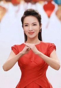 ​央视主持人管彤：嫁普通丈夫，42岁高龄生子，如今幸福美满