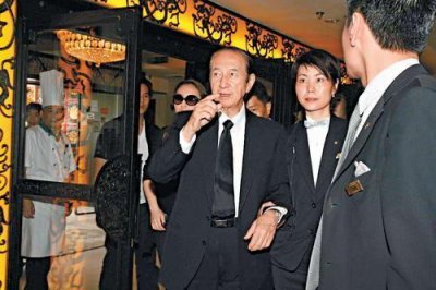 ​赌王小儿子未现身，何超盈曾否认＂神秘弟弟＂存在？网上说法不一