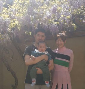 ​41岁李艾重回模特身材，紧身连衣裙上身好有型，四肢纤细无赘肉