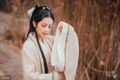 ​小说：女仆被玄铁做的镣铐锁住，废物嫡女花重金，救她一命