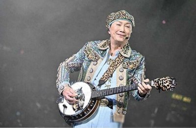 ​许冠杰演唱会致敬李小龙，叶童坐观众席首排，与偶像合唱激动尖叫