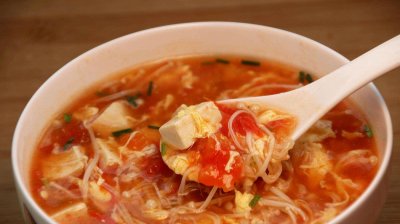 ​番茄金针菇豆腐汤：汤汁酸爽，鲜美嫩滑，营养丰富，小孩也爱吃