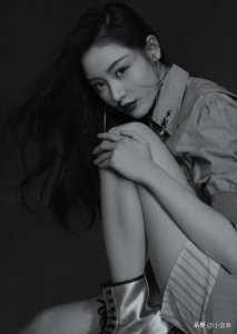​好身材意味着勇气。 张天爱短裙下蹲，美腿抢镜