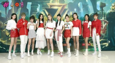 ​火箭少女101大团综开录，11人穿泰式校服，倾听她俩的成长故事