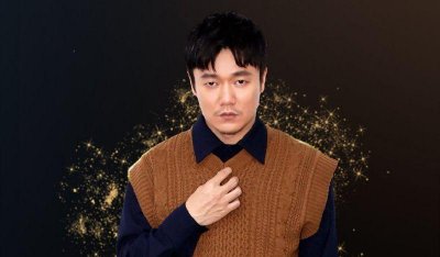 ​唱《小苹果》大火的肖央，41岁竟还能转型演艺圈，原因有哪些？