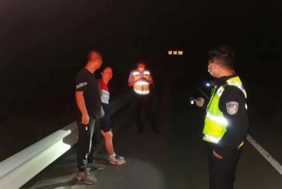 ​警车秒变“救护车”，警医联手上演“生死时速”