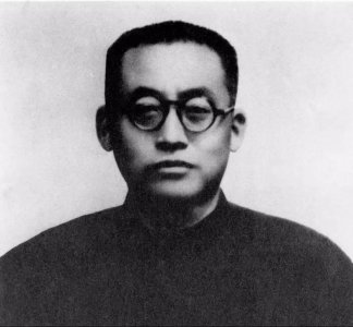 ​他是人民教育家、诗人，被誉为万世师表，生活教育说至今影响后人