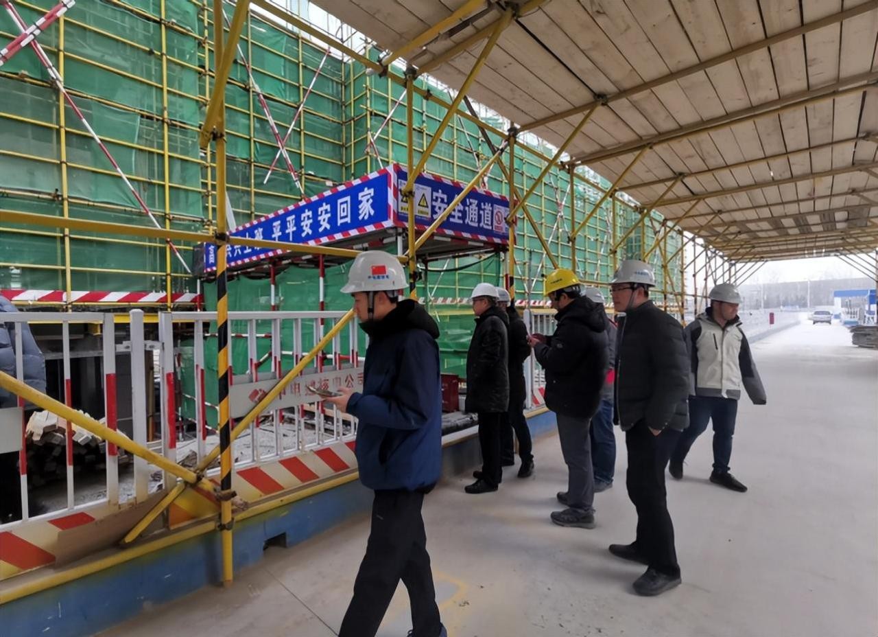 红帽子白帽子黄帽子蓝帽子区别（工地安全帽颜色代表什么身份）-