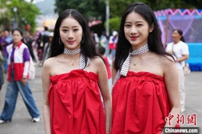 ​千余对双胞胎相聚“双生之城”云南墨江