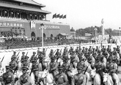 ​1949年开国大典前，天安门广场垃圾成堆，7万多人义务打扫