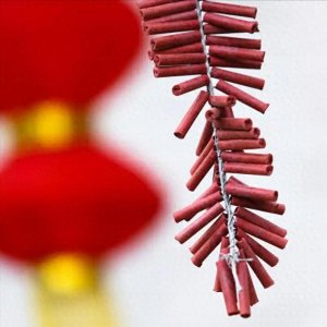 ​熊孩子往井盖扔鞭炮，井盖和路面瞬间被炸飞，孩子也被送往医院！