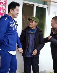 ​54岁毛宁近况曝光，颜值大变认不出，磨掉了虎牙，被夸只有三十岁